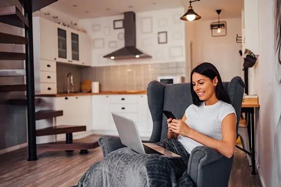 Person using MetroNet internet at home